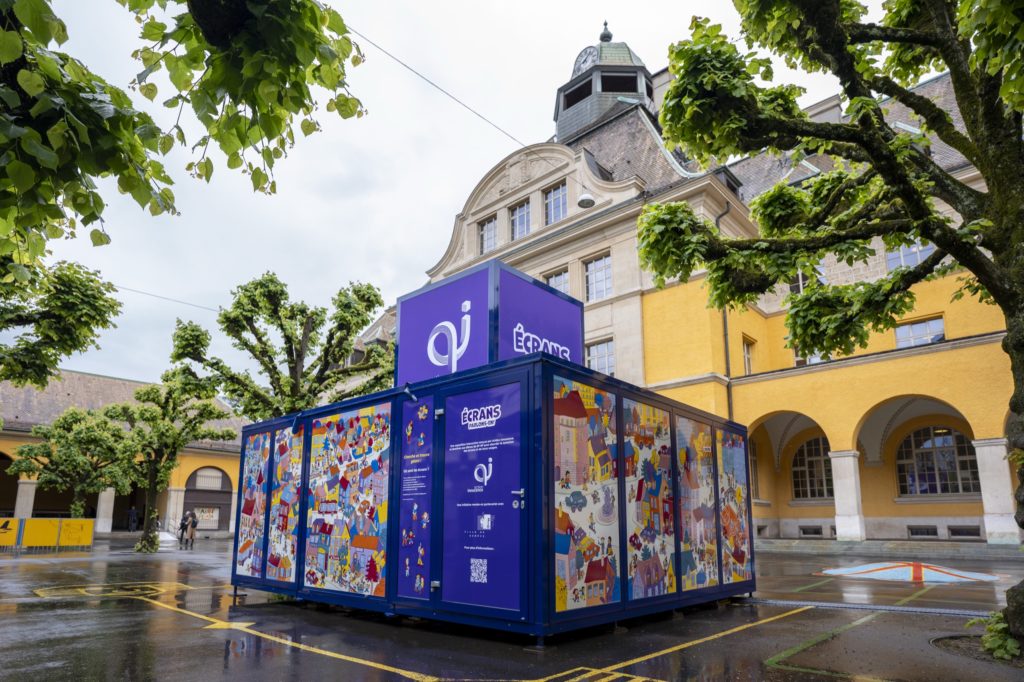 Campagne de prévention Écrans, parlons-en ! : un pavillon itinérant circule dans les préaux d’école
